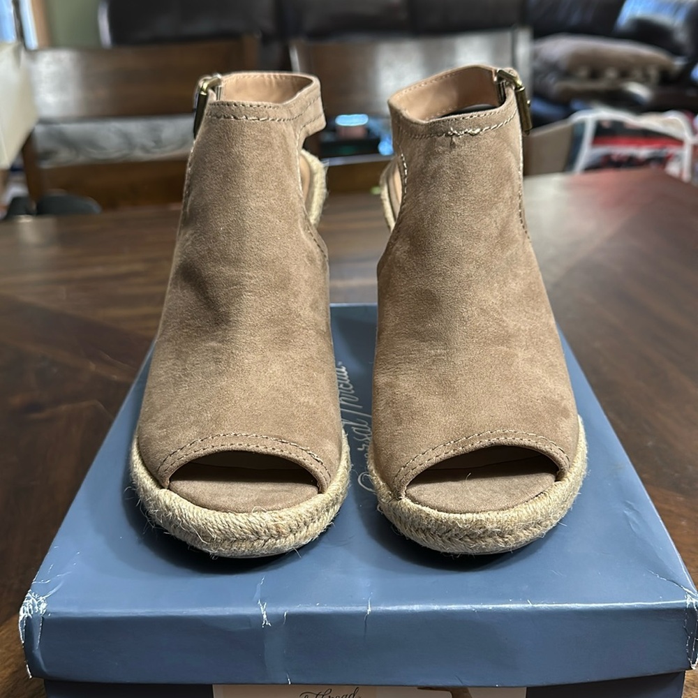 Taupe wedge